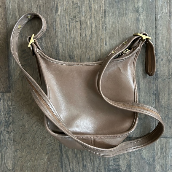 Coach Handbags - Vintage Coach Janice Legacy Shoulder Bag Brown Leather 9950